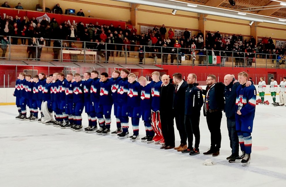 Hokkíveislan heldur áfram í dag í Skautahöllinni á Akureyri.