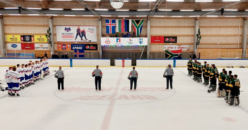 Þjóðsöngurinn spilaður í lok leiks