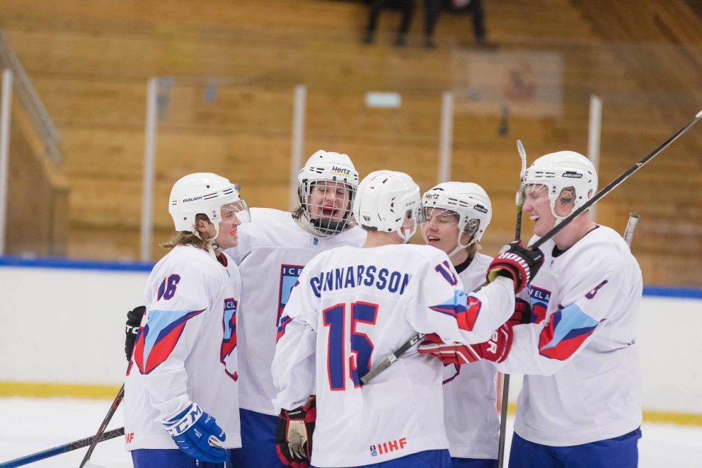 Strákarnir fagna marki.  Myndina tók Gunnar Jónatansson