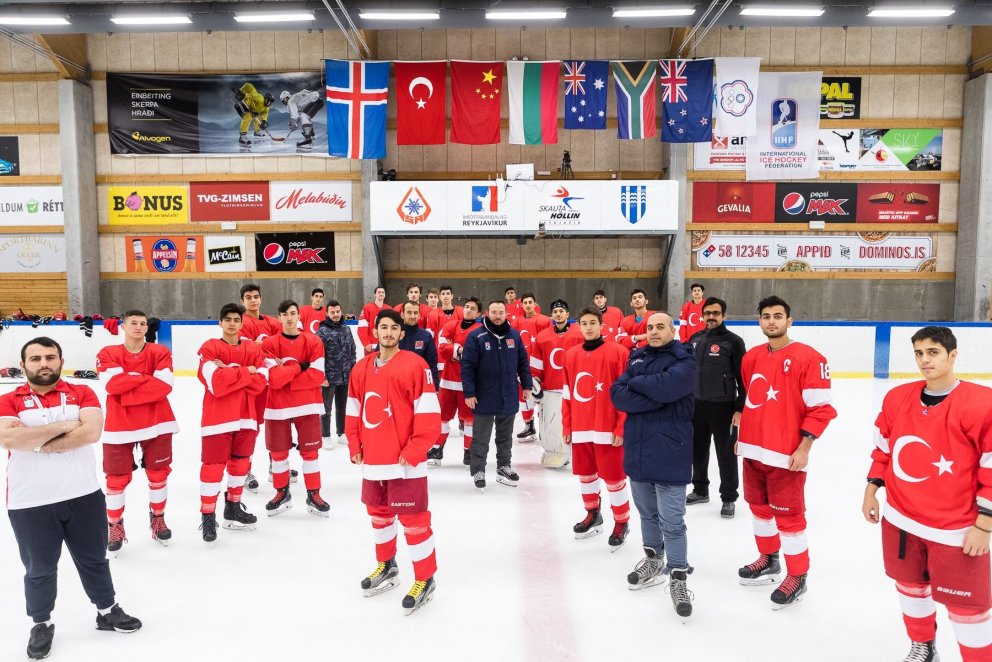 Tyrkneska liðið stillir sér upp fyrir hirðljósmyndarann, Gunnar Jónatansson.
