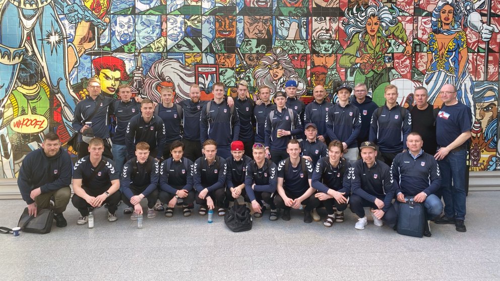 Landslið karla rétt áður en farið var um borð í flug til Madrídar.