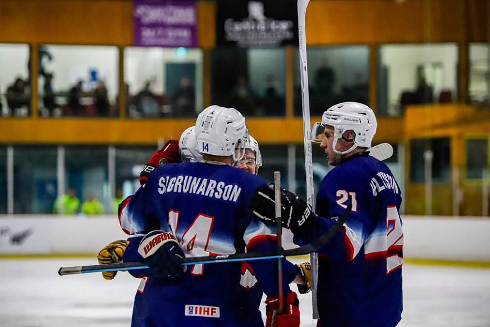 Íslensku strákarnir fagna marki í leik á móti Búlgaríu 2025