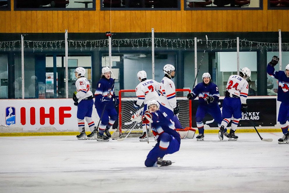 Arnar Helgi Kristjánsson fagnar fyrsta marki Íslands gegn Taívan Hm Div2B á Nýja Sjálandi 2025.