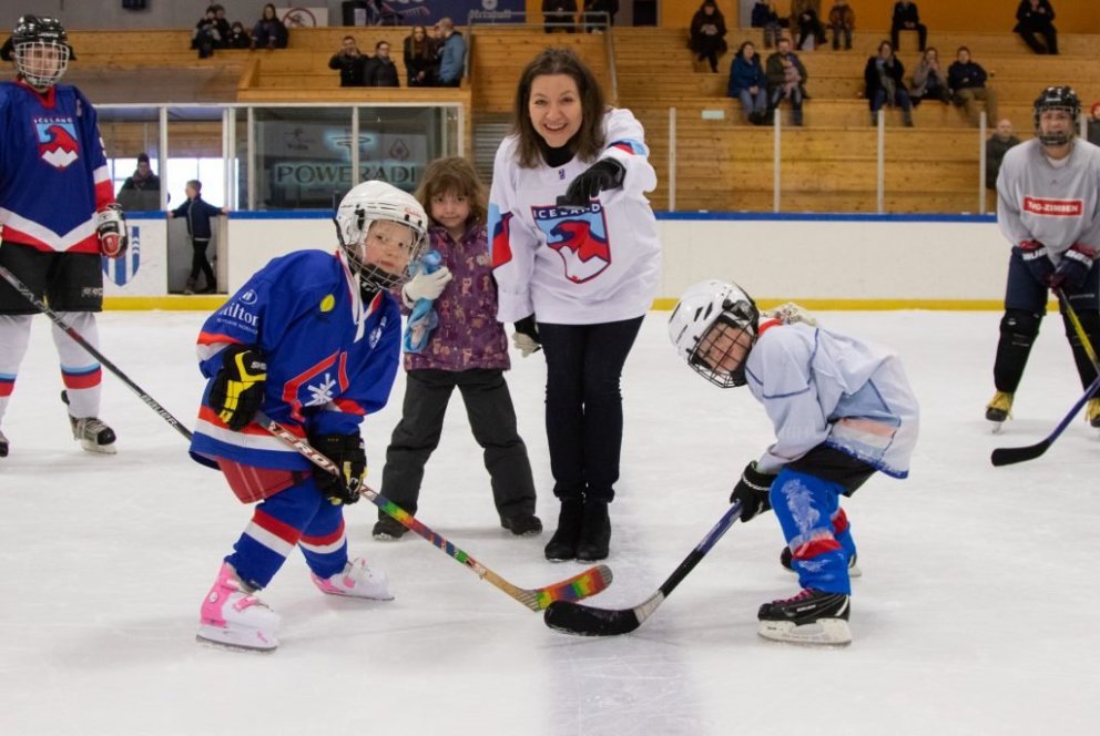 Á myndinni má sjá Elizu Reid forsetafrú taka fyrsta uppkastið í Girls Global Game 2020