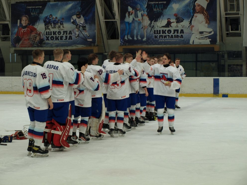 Alex Máni gefur fimmu á línuna eftir að hafa tekið við verðlaunum sem besti leikmaður liðsins í þess…