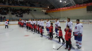 Liðið mætt á ísinn við setningarathöfn mótsins