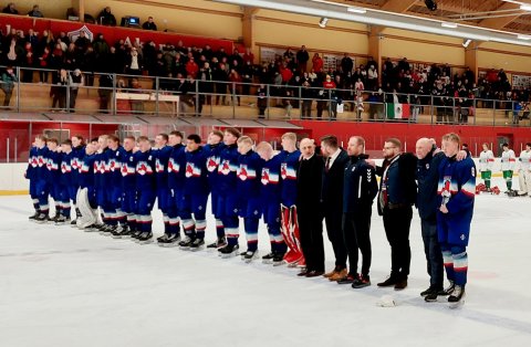 Hokkíveislan heldur áfram í dag í Skautahöllinni á Akureyri.