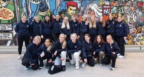 U18 landslið kvenna á Flugstöð Leifs Eiríkssonar