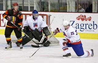 Ingvar blokkar skot, Dennis klár.  Ljósm. KMAACK