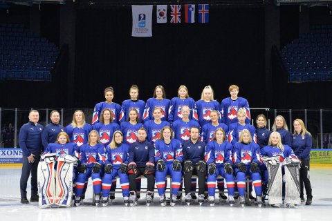 Kvennalandslið Íslands hefur leik í Englandi