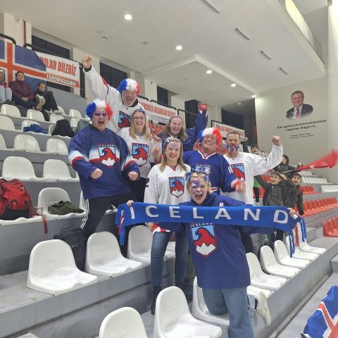 Aðdáendaklúbburinn Kylfan sem hefur staðið sig vel í að hvetja okkar konur til dáða í Istanbul!